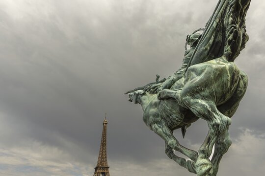 Statue of Jeanne d'Arc on the Pont Bir Hakeim, behind it the Eiffel Tower, Paris, &Icirc;le-de-France, France