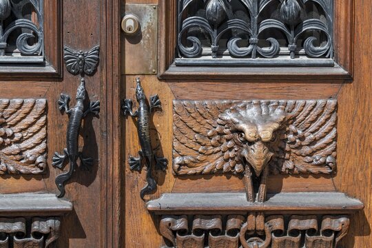 Detail, entrance door with gecko door handles and wood carvings in the shape of birds, Vasaplatsen, Vasastaden, Gothenburg, V&auml;stra G&ouml;talands l&auml;n, Sweden