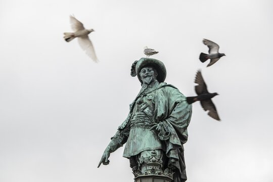 Seagull on statue or statue of Gustaf II Adolf by Bengt Erland Fogelberg, Gothenburg, V&auml;stra G&ouml;talands l&auml;n, Sweden