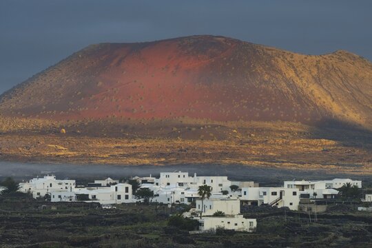 Masdache, behind it the Caldera Colorada, Parque Natural de Los Volcanes, Lanzarote, Canary Islands, Spain