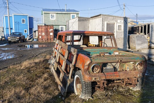 Scrapped car, off-road vehicle in front of simple houses, Arctic, Inuit settlement, Barrow, Alaska, USA