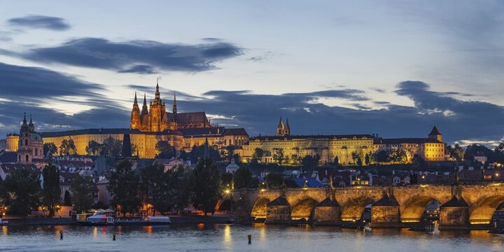 Vltava, Charles Bridge and Lesser Town with Hradcany Castle and St Vitus Cathedral, Prague, Bohemia, Czech Republic
