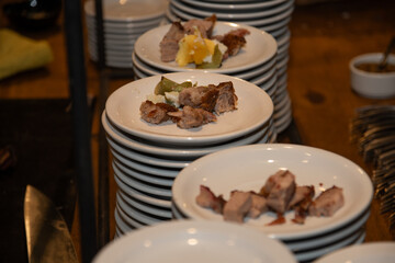 Platos con trozos de carne en pilas para servir