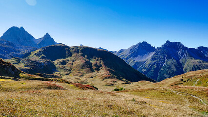 Herbststimmung am Lechtaler H&ouml;henweg mit fantastischem Ausblick z.B. auf Hintere Schmalzgrubenspitze, Kuglaspitze, Erlispitze, Roggspitze,
