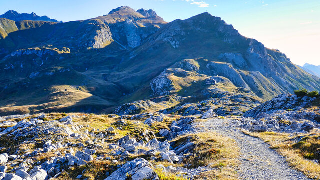Auf dem Lechtaler H&ouml;henweg R&uuml;ckblick zur Leutkircher H&uuml;tte 