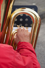 Main d'un joueur d'un bassiste instrument de la famille des cuivres