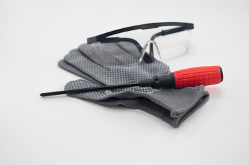 attrezzi da lavoro in primo piano su fondo bianco