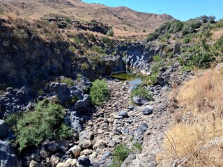 Il greto in secca del fiume Simeto in Sicilia, una piccola gola (Canyon) scavata nella roccia lavica.