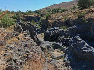 Il greto in secca del fiume Simeto in Sicilia, una piccola gola (Canyon) scavata nella roccia lavica.