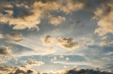 Obraz premium A romantic sunset sky with streaky clouds