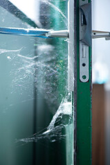 T&uuml;rgriff mit Spinnweben und Staub, Nahaufnahme einer alten Glast&uuml;r