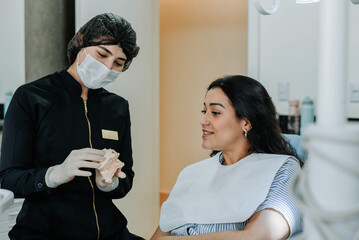 Dentist talking with a patient before the procedure, creating a friendly and reassuring clinic experience.