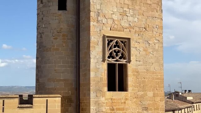 Hombre en una ventana de la torre del Castillo de Olite, Navarra