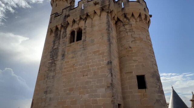Tilt up de una torre del Castillo de Olite en Navarra