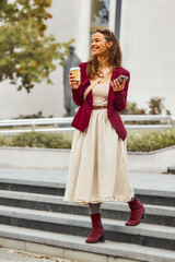 Obraz premium Business woman using her mobile phone outdoors.