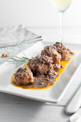 Burrida alla cagliaritana, piatto tipico della Cucina Sarda a base di filetti di gattuccio, bolliti e poi fatti marinare in una salsa di olio, aceto, cipolla noci e il fegato del pesce