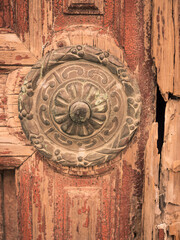 Detalle de la ornamentación metálica de una vieja puerta de monasterio.