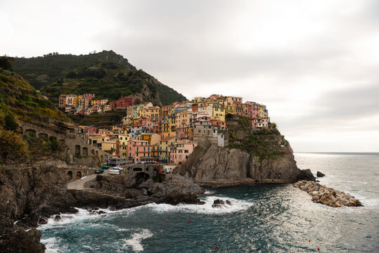 Manarola seaside village in autumn, Cinque Terre, Ligury, Italy