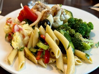 gros plan sur une assiette de pâtes et légumes 
