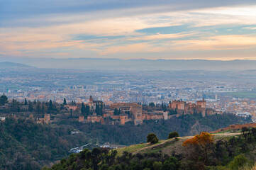 Obraz premium Panoramic view of Alhambra palace or fortress complex at sunset, Granada, Andalusia, Spain. Islamic architecture. UNESCO World Heritage Site. Travel photography
