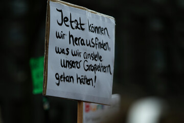 Demonstration mit Transparente gegen politisch rechts in Hamburg