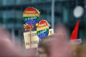 Demonstration mit Transparente gegen politisch rechts in Hamburg