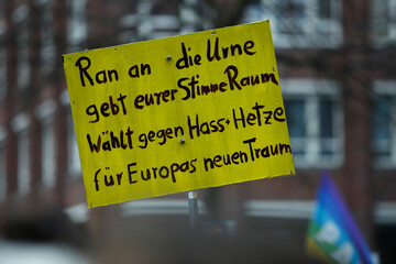 Demonstration mit Transparente gegen politisch rechts in Hamburg