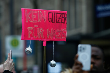 Demonstration mit Transparente gegen politisch rechts in Hamburg