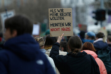 Demonstration mit Transparente gegen politisch rechts in Hamburg