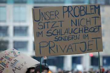 Demonstration mit Transparente gegen politisch rechts in Hamburg