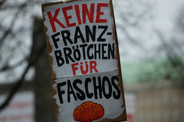 Demonstration mit Transparente gegen politisch rechts in Hamburg