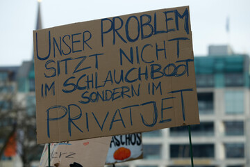 Demonstration mit Transparente gegen politisch rechts in Hamburg