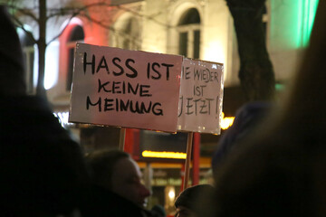 Demonstration mit Transparente gegen politisch rechts in Hamburg