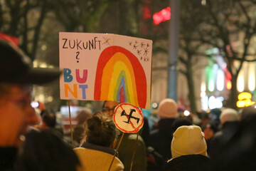 Demonstration mit Transparente gegen politisch rechts in Hamburg