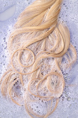 washing the hair with purple shampoo, purple shampoo foam on blonde hair, anti-yellow shampoo for blondes