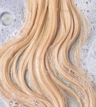 washing the hair with purple shampoo, purple shampoo foam on blonde hair, anti-yellow shampoo for blondes