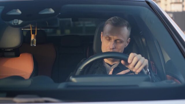 Disoriented driver having heart attack in car