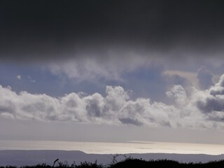Wolken und Nebel über dem Tal im ALgarve-Hinterland