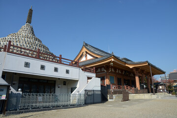 Obraz premium 壬生寺 千体仏塔と本堂 京都市中京区壬生梛ノ宮町