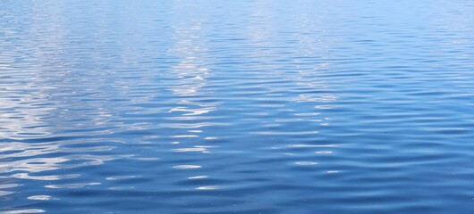 Naklejka premium Light blue smooth and shiny water surface, natural background