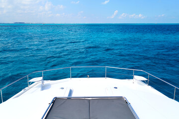 Vista al mar caribe mexicano desde un yate 