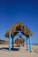 Palapas en la playa