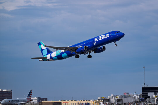 sky harbor airport 11-15-2025 Phoenix, AZ USAJetBlue Airways Airbus A321 N983JT departure from runway 7L at Phoenix Sky Harbor Intl. Airport