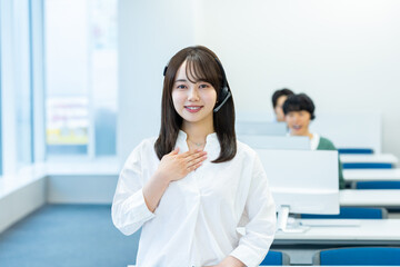 Obraz premium インカムで話すオペレーターの若い女性