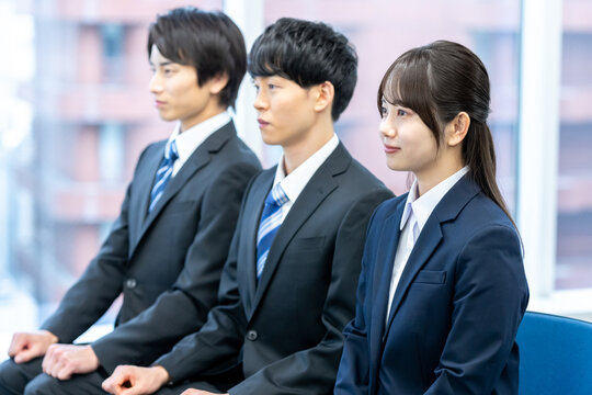 就職活動する学生