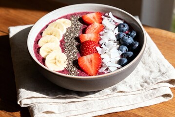 Healthy smoothie bowl with fruits and seeds, ideal for wellness blogs, vegan lifestyle, nutrition visuals and colorful food photography.