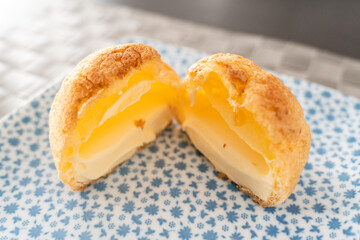 
サクサク生地ととろりクリームのシュークリーム断面写真