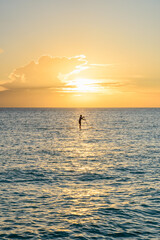 夕日とSUP　沖縄　宮古島