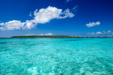 Fototapeta premium エメラルドグリーンの海と来間島 沖縄 宮古島