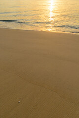 夕暮れの波打ち際　沖縄　宮古島